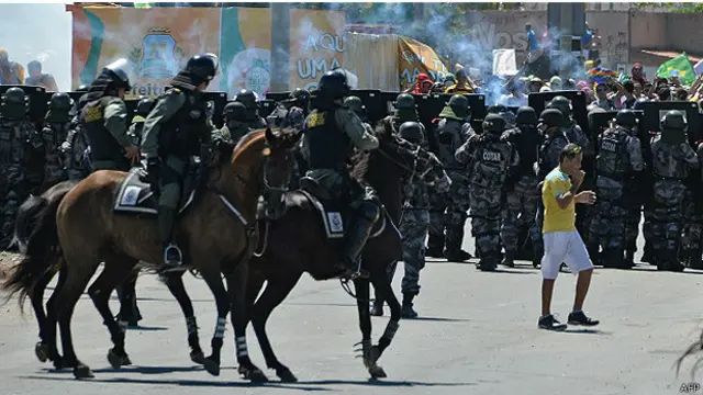 Policía controla manifestación cerca de estadio de Fortaleza, Brasil
