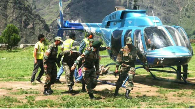 राहत और बचाव कार्य में लगे सेना के जवान