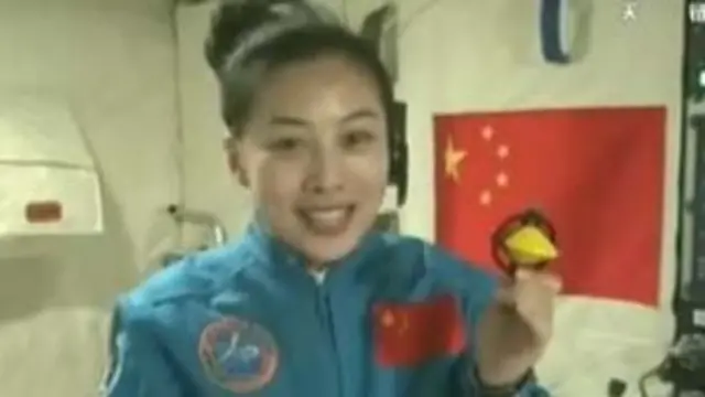 وانگ لٹو کی مدد سے گردشی حرکت کے اصول بیان کر رہی ہیں