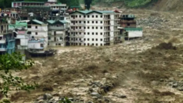 حکام کا کہنا ہے کہ اس قدرتی آفات میں 500 سے زیادہ عمارتیں تباہ ہوئی ہیں۔