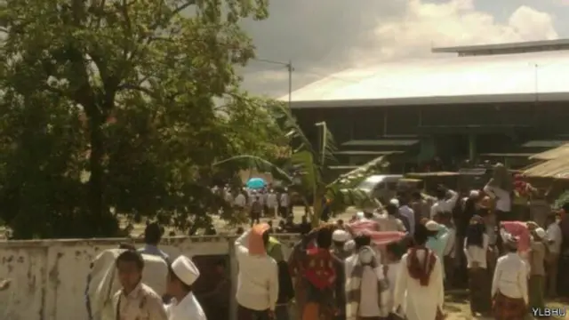 Ribuan ulama dan santri di Madura mendatangi lokasi pengungsi warga Syiah di Sampang, Madura.