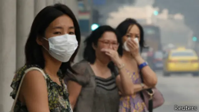 Người dân Singapore đeo mặt nạ chống ô nhiễm