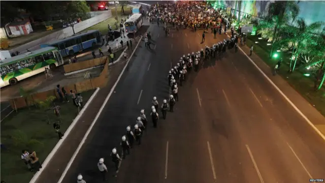 تصادم المحتجون مع قوات الشرطة في عدد من المدن البرازيلية، على الرغم من تراجع الحكومة في قرارها بزيادة اسعار المواصلات التي اثارت موجات الغضب. 