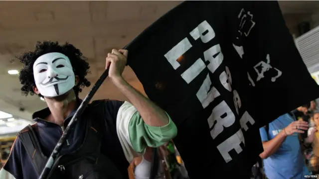 قناع غاي فوكس يتم ارتدائه حاليا في البرازيل، ليصبح بذلك رمزا للاحتجاجات ضد الحكومات عالمياً. غاي فوكس كان ضمن مخطط فاشل لقتل الملك جيمس الأول في القرن السابع عشر، وهناك تقليد سنوي يتم إحياؤه في الخامس من نوفمبر من كل عام في بريطانيا للأحتفال بفشل مخطط غاي فوكس وتسمى ليلة الأحتفال بليلة البون فاير.