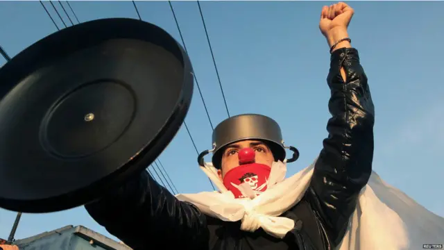 واغلق المحتجون في ساو باولو الطريق السريع. 