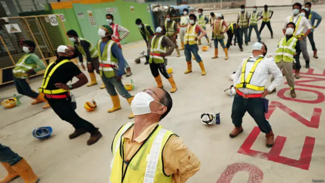 Para pekerja bangunan di Singapura