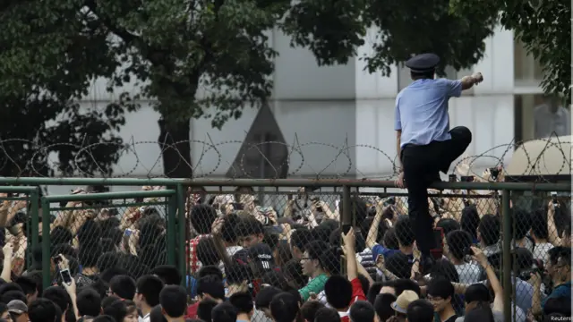 球迷过度拥挤造成踩踏