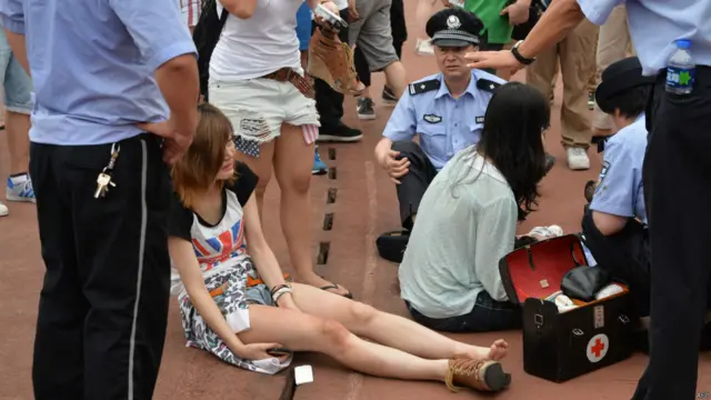 球迷过度拥挤造成踩踏受伤事故