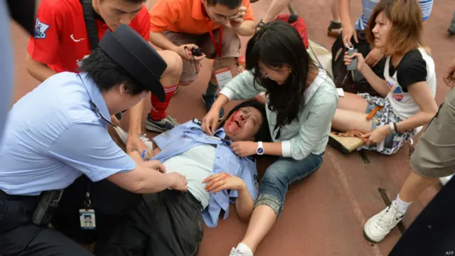 球迷过度拥挤造成踩踏受伤事故