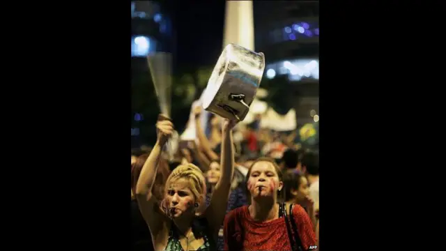 وفي مدينة بيلو هوريزونتي، استخدم المحتجون الطبل للتعبير عن غضبهم. 