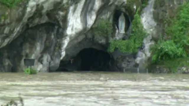 Gruta de Nossa Senhora de Lourdes fica praticamente debaixo d'água com as enchentes