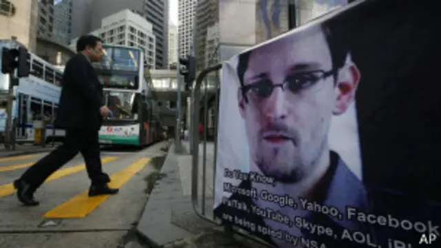 香港街头的斯诺登照片(资料照片)