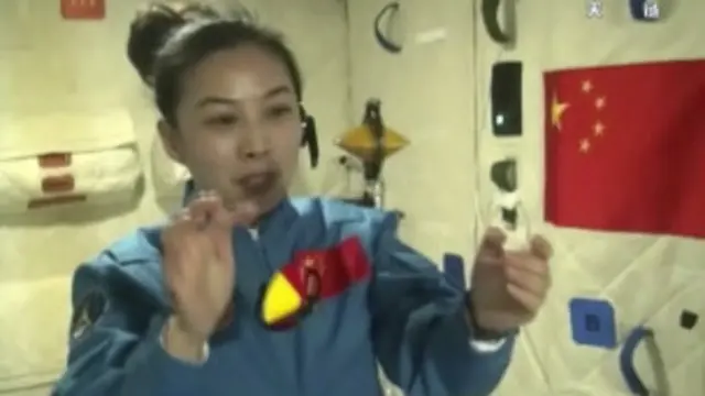 घूर्णन गति दिखाने के लिए यांग ने लट्टू का प्रयोग किया