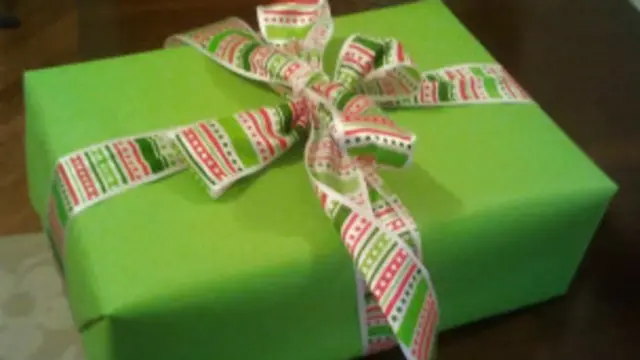 Nəqliyyat Nazirliyinin mətbuat xidməti Namiq Həsənova göndərilən hədiyyənin bağlaması