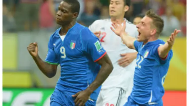 بالوتيلي بعد تسجيله ضربة الجزاء