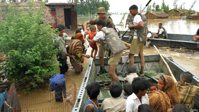 بھارتی فوج کو فضائیہ کی مدد حاصل ہے اور ہیلی کاپٹروں سے پھنسے ہوئے لوگوں کو نکالنے کا کام جاری ہے