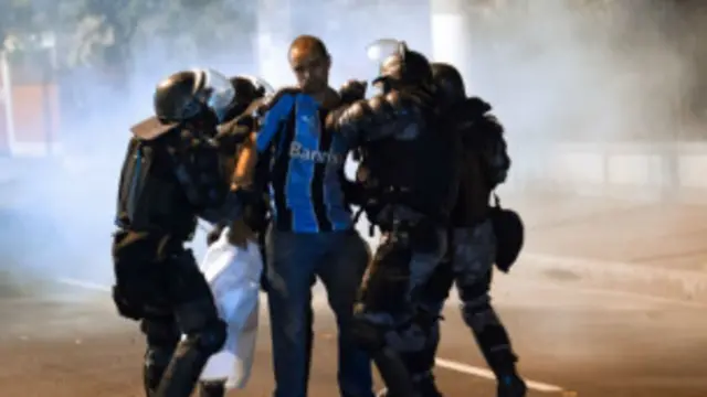 पुलिस को प्रदर्शनकारियों पर काबू पाने में काफ़ी मशक्कत करनी पड़ रही है