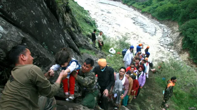 امدادی کارکنوں کی پوری توجہ پھنسے ہوئے مسافروں کو نکالنے پر ہے