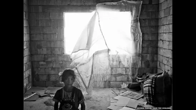 دیگر خاندان زیر تعمیر عمارتوں میں عارضی مکان بنا رہے ہیں۔ 