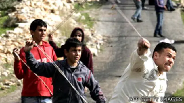 Menores palestinos lanzando piedras contra soldados israleíes en Gaza en 2012