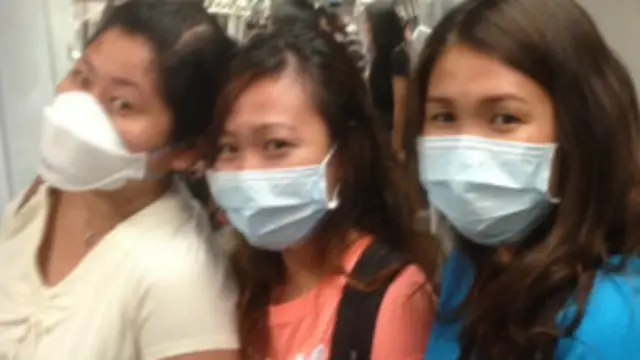 这三名菲律宾人担心污染危害健康，都戴上口罩出门。