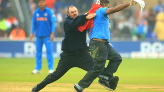 भारत और श्रीलंका के बीच मैच के दौरान एक तमिल प्रशंसक मैदान के आ गया.