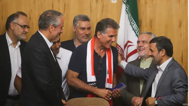 محمود احمدی نژاد در دیدار با بازیکنان تیم ملی تاکید کرد که تیم ملی با کادر فنی فعلی به کارش ادامه دهد