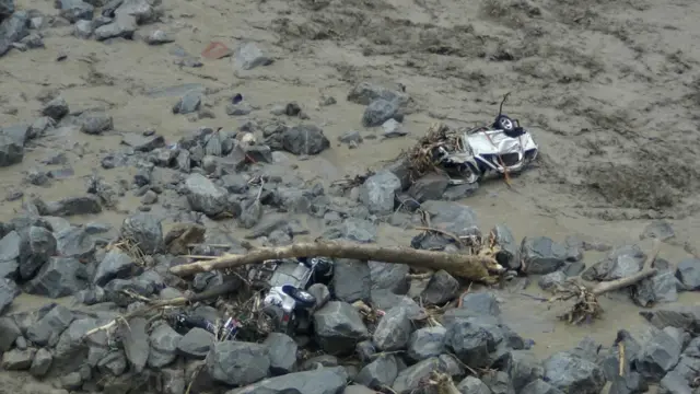  هند د کورنیو چارو فدرالي وزیر سوشیل کومار شیندې وايي، نژدې ۵۰ زره کسان لا هم سیمه کې ایسار پاتې دي.