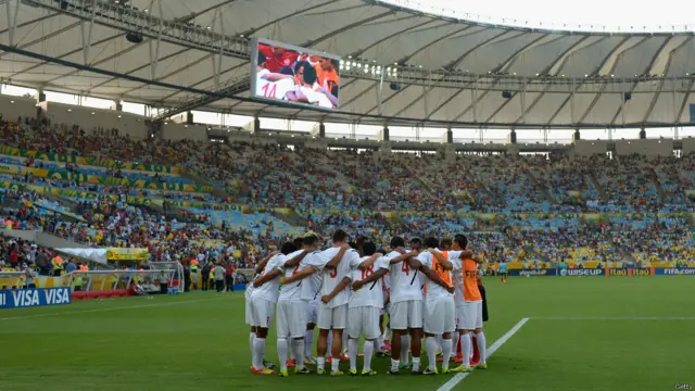 Jogadores do Taiti se abraçam antes de partida no Maracanã