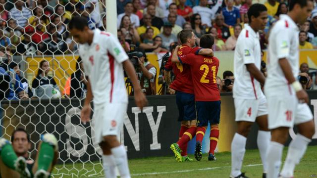 Espanhóis comemoram gol sobre o Taiti no Maracanã