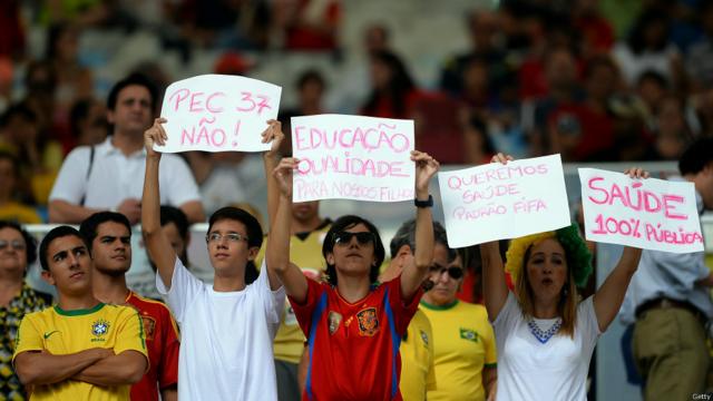 Torcedores exibem cartazes de protesto no Maracanã