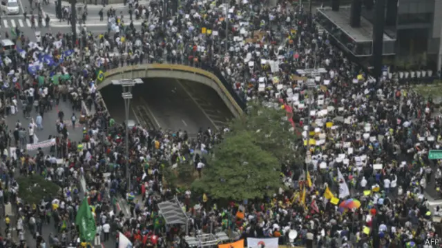 एविंडिया पाउलिस्टा पर जमा प्रदर्शनकारी