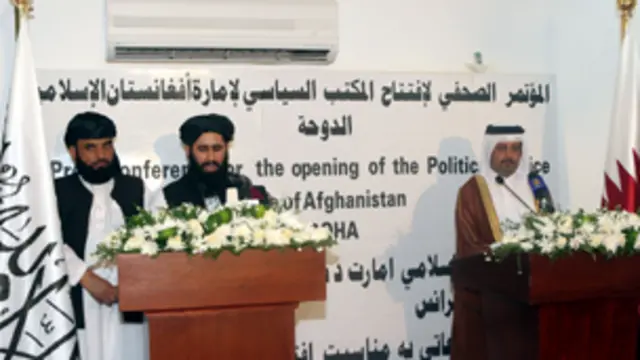 اعترضت الحكومة الأفغانية على اللافتة التي كتب عليها "إمارة أفغانستان الإسلامية"