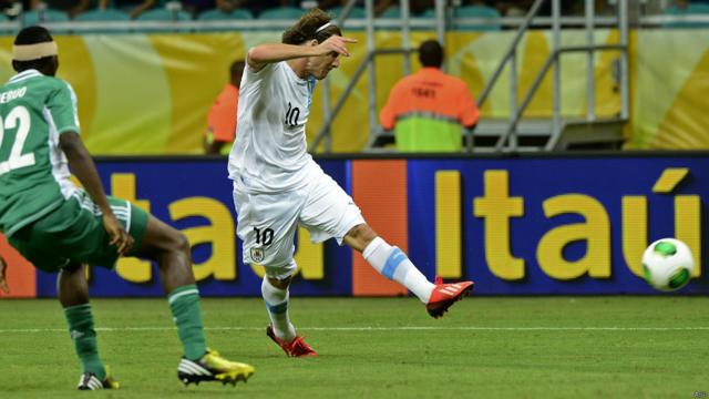 Forlán chuta para marcar o gol da vitória do Uruguai em Salvador