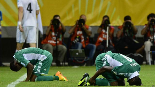 Nigerianos se agacham na gramada da Arena Fonte Nova
