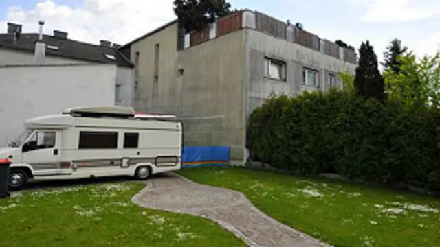 जिस तहखाने में फ़्रिट्ज़ल ने अपनी बेटी को कैद रखा था उसे पहले ही अंदर से सील कर दिया गया था.