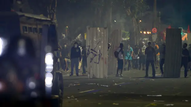 ريو دي جانيرو - متظاهرون في مواجهة مع الشرطة. اندلعت مواجهات عنيفة بين الشرطة ومحتجين خلال موجة جديدة من المظاهرات شارك فيها مئات الآلاف في أنحاء متفرقة من البلاد. (أ.ف.ب.)