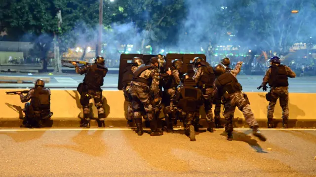 ريو دي جانيرو - شرطة مكافحة الشغب تطلق العيارات المطاطية في محاولة لتفريق المتظاهرين. وفقا للتقديرات، بلغ عدد المتظاهرين في المدينة 300 ألف متظاهر. (أ.ف.ب.)