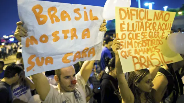 ساو جوزيه دوس كامبوس - متظاهرون يحتلون أحد الشوارع الرئيسية في المدينة. تقول اللافتة "البرازيل تكشف عن وجهها الحقيقي." (رويترز)