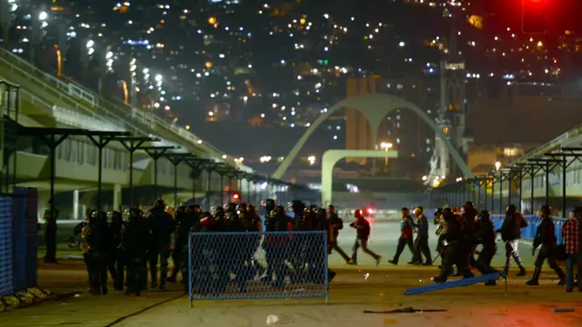 ريو دي جانيرو - قوات شرطة مكافحة الشغب عند ملعب سامبادروم الشهير. أجبرت حدة الاحتجاجات التي اتسعت رقعتها رئيسة البلاد ديلما روسيف إلى إلغاء زيارتها التي كانت مقررة إلى اليابان. (أ.ف.ب.)