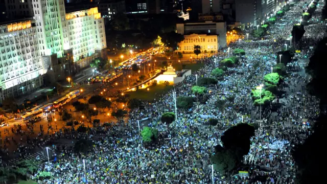 ريو دي جانيرو - متظاهرون يملأون أحد شوارع المدينة الرئيسية. تعهد أكثر من مليون برازيلي وبرازيلية بالمشاركة في المظاهرات التي انطلقت مساء الخميس. (أ.ف.ب.)