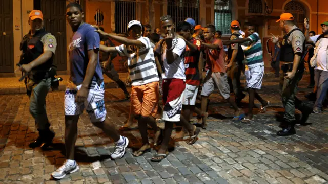 ريسيفي - اعتقلت الشرطة أعدادا من المخربين حاولوا السطو على المحال التجارية وتخريب الممتلكات العامة. (رويترز)