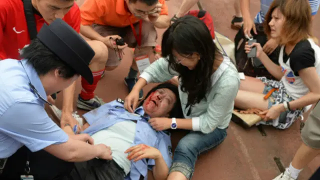 कार्यक्रम में घायल हुए लोग