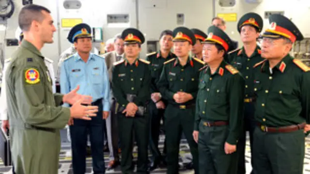 Thượng tướng Đỗ Bá Tỵ đã thăm căn cứ Lewis-McChord