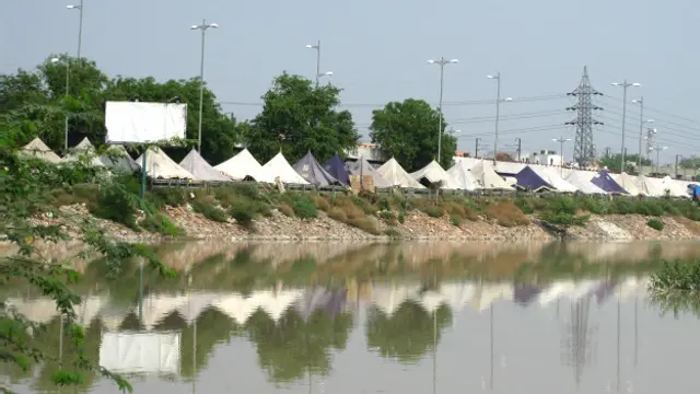 सड़क पर लगे टेंटों की कतार