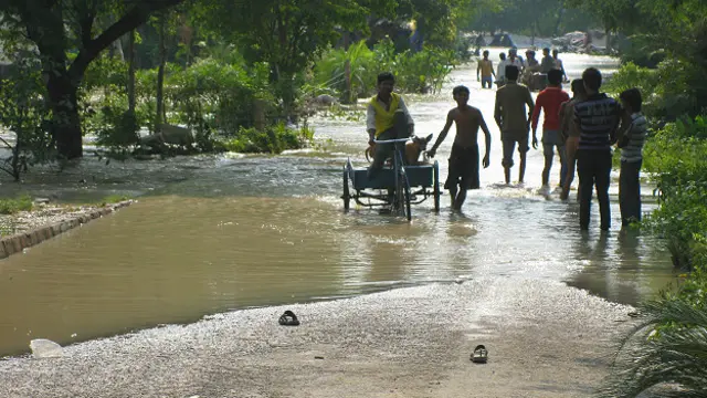 पानी में डूबी यमुना पुश्ते पर जाने वाली सड़क 