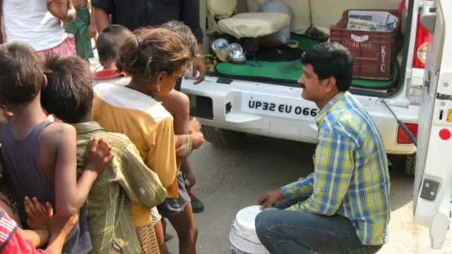 खाना मिलने का इंतज़ार करते बच्चे 