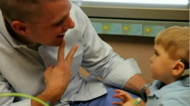 Grayson reage à voz do pai após implante ser ligado