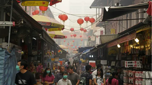 ونصحت سلطات الصحة السنغافورية المواطنين ، ولا سيما الأطفال وكبار السن الذين يعانون من مشكلات في التنفس ، بتقليل فترات وجودهم خارج المباني.