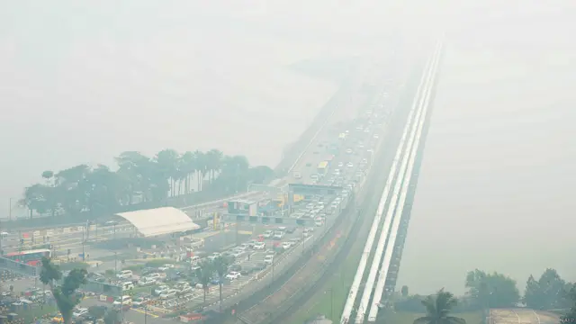 أعلنت الوكالة الوطنية للبيئة في سنغافورة أن نوعية الهواء في البلاد لا تزال في "مستوى غير صحي" ، حيث يجتاح الضباب الدخاني ورائحة الحريق القوية المدينة والتي يزيد تعداد سكانها على خمسة ملايين نسمة.